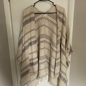 Heavier cardigan. Short sleeve with fringed ends.